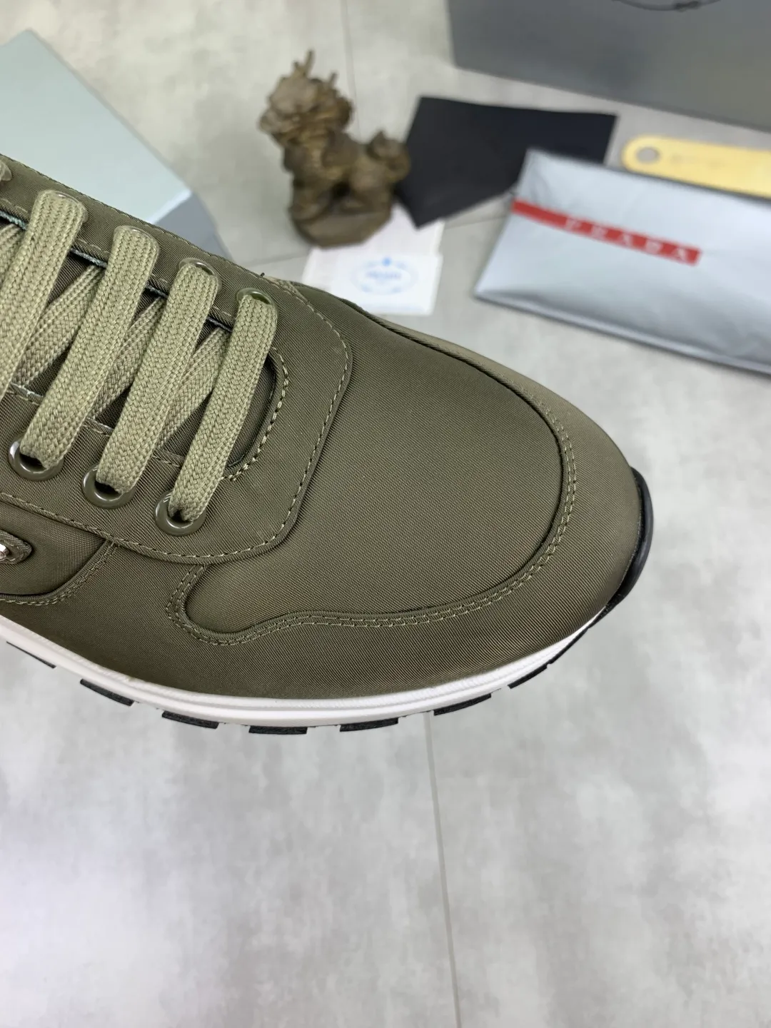 Men's shoes 💰P540 new (higher version) new PRADA (Prada) classic models are on the market at the same time, new men's shoes, 😘fabrics are selected from original imported calfskin. First layer of imported cowhide lining. The original version is awesome! 👍🏿Original open-molded non-slip PU outsole, with exquisite lines, simple and elegant, super comfortable and classy on foot, suitable for leisure travel. Code number: 38-45 (46 customized) 3️⃣ colors available